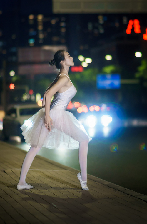 爱游戏综合娱乐-沃尔夫斯堡中场组织达人崭露头角，沃尔夫斯堡中锋