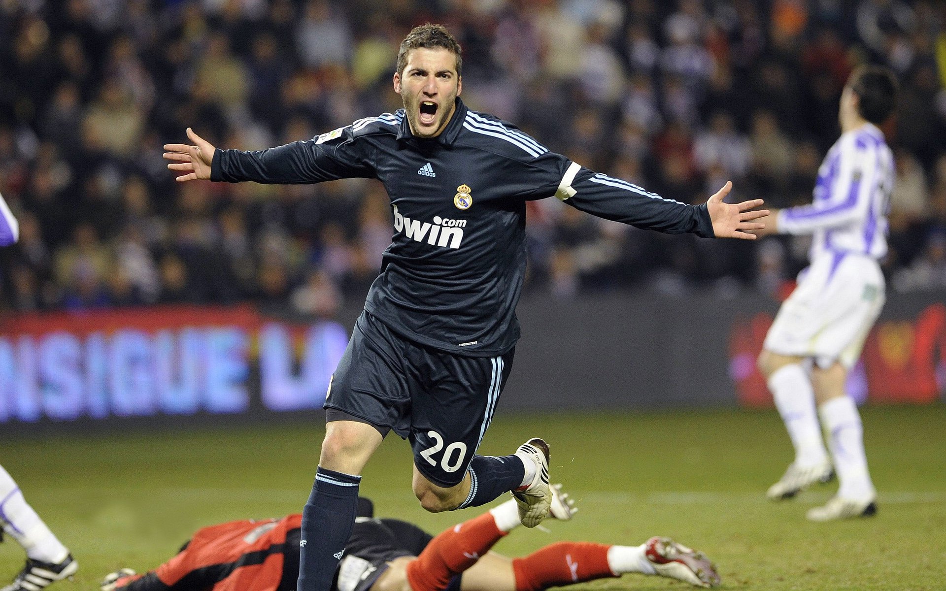 爱游戏官网-赛场上球员们拼尽全力，呈现出极具观赏性的比赛，球员在赛场上挥洒的青春的汗水