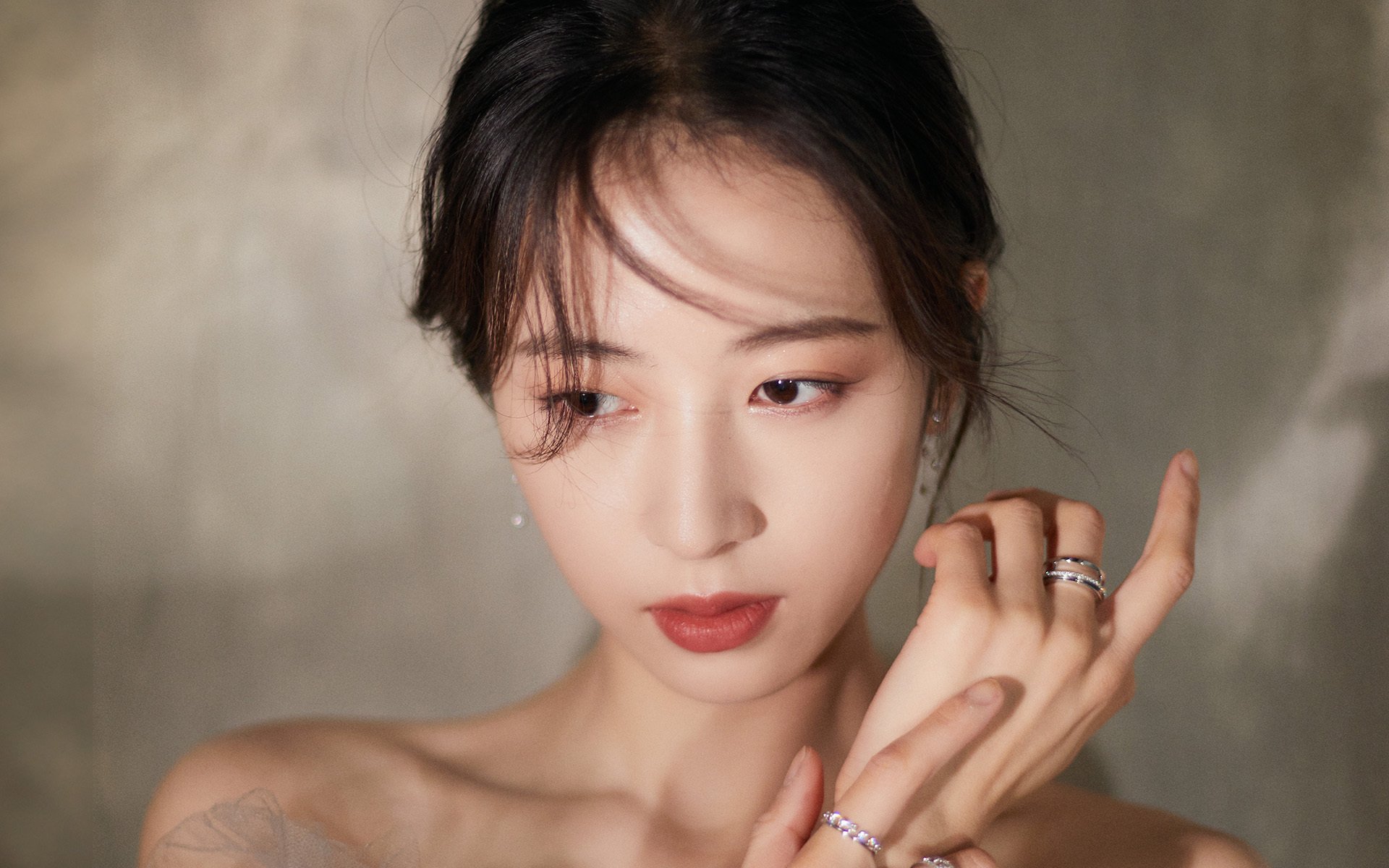 跳水选手姿态优美赢得掌声，跳水运动员精彩瞬间